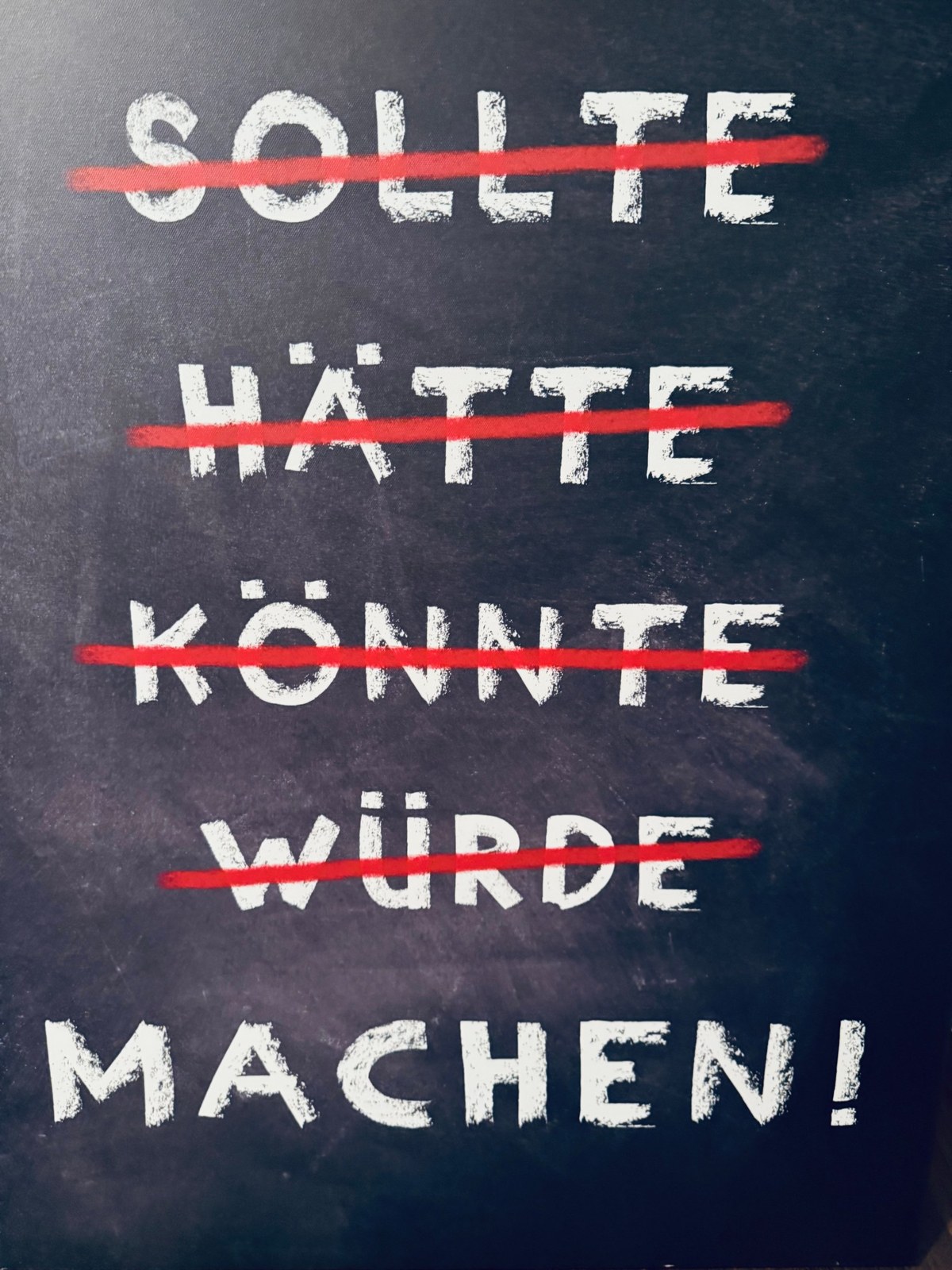Tafel: Sollte, Hätte, Könnte, Würde durchgestrichen — Machen!